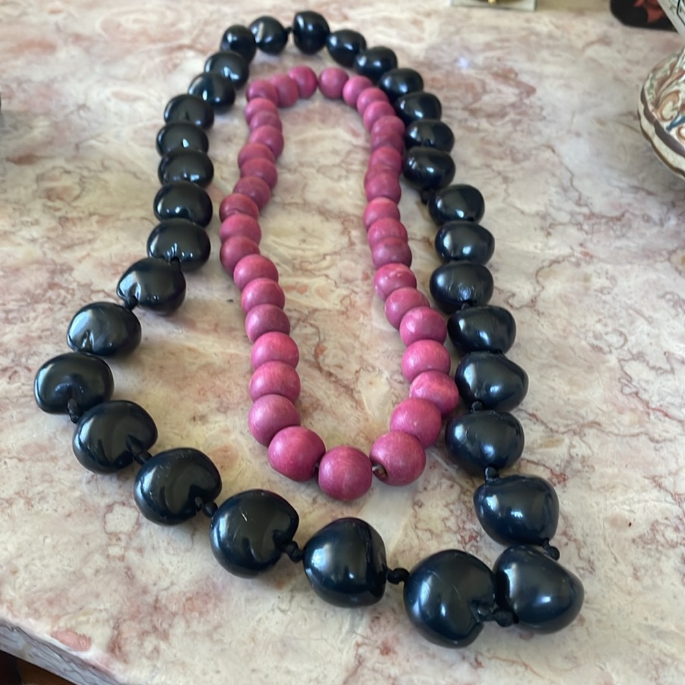 GUC~Lot Of 2 Woman’s Vintage Black And Rose Colored Chunky Beaded Necklaces
